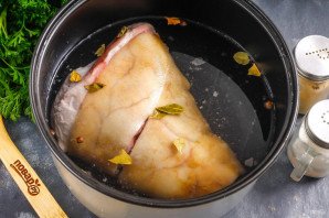 Домашняя колбаса из свинины в бутылке