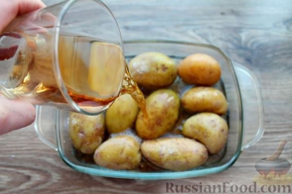 Картофель, запечённый в вине и овощном бульоне, с луком и шалфеем