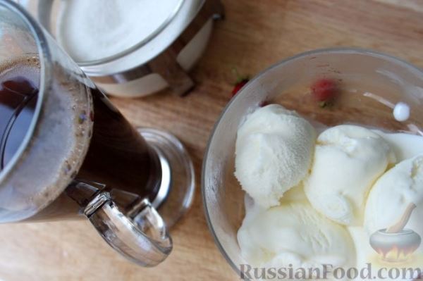 Кофе глясе с мороженым и земляничным сиропом