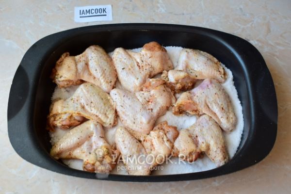 Куриные крылышки на соли в духовке