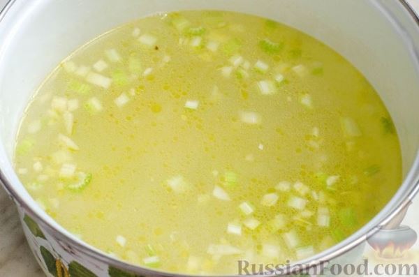 Куриный суп с кабачком, консервированной фасолью и мясными фрикадельками
