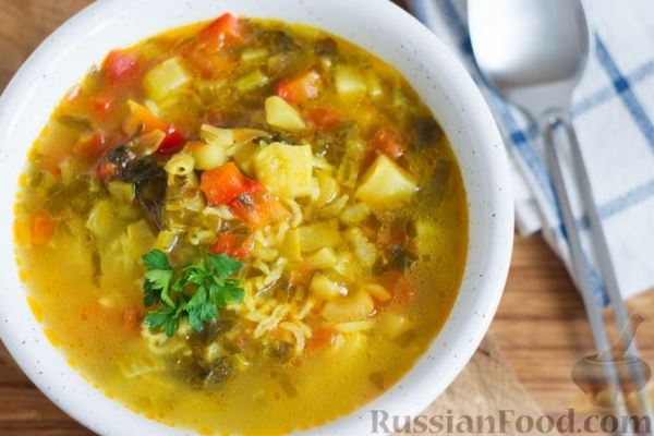 Рисовый суп со щавелем, кабачками и помидорами