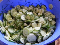 Салат из огурцов на зиму с чесноком укропом зеленью