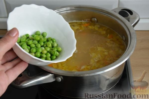 Суп из сёмги с зелёным горошком и картофелем