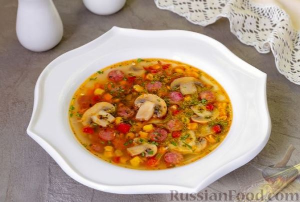 Суп с грибами, сладким перцем, кукурузой и копчёными колбасками