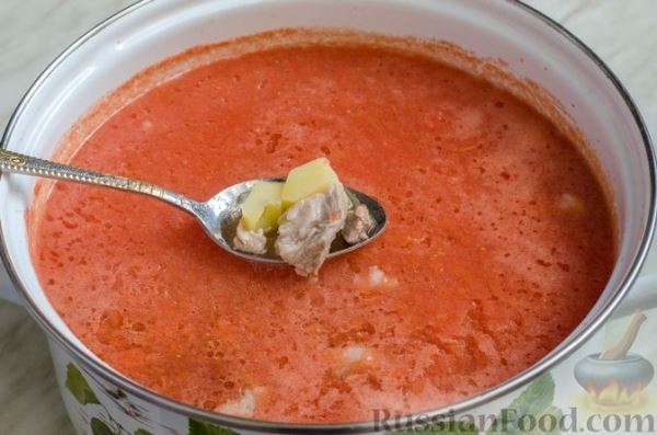 Суп со свиными рёбрами, помидорами, вермишелью и сладким перцем